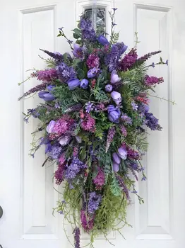 Pavasara violeta tulpju vainagu, ceriņi tulpes, hiacintes, hydrangea, krāsains pavasara un vasaras vainags, mājas apdare
