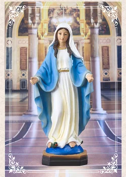 Statuja Jaunava Marija ir interjera galda dekorēšana sveķu laivas Katoļu baznīca